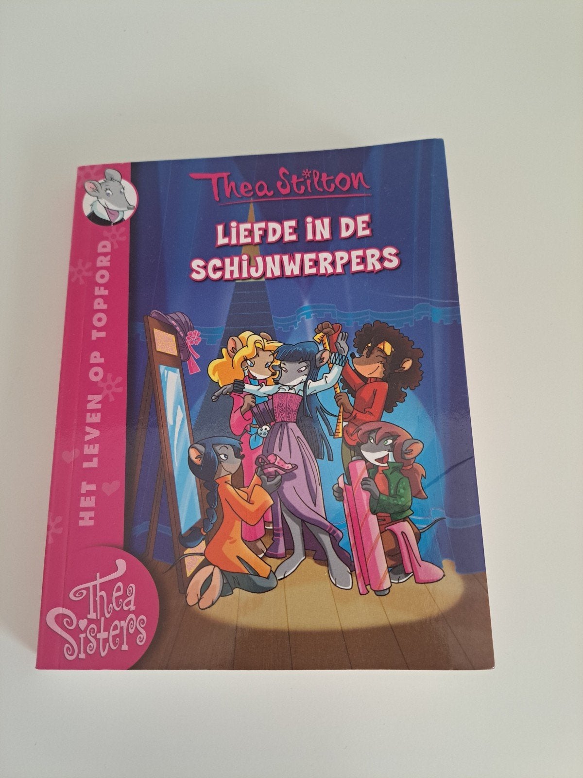 Thea Stilton: Liefde in de Schijnwerpers - Thea Sisters, Boeken, Ophalen of Verzenden, Gelezen, Thea Stilton, Fictie