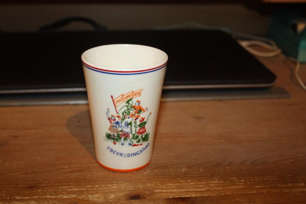 drinkbeker 1955    10 jaar bevrijding, Ophalen of Verzenden, Overige materialen, Overige typen