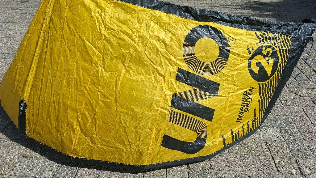 Ozone Uno V2 2,5 m² Trainer Kite, Watersport en Boten, Geen board, Ophalen of Verzenden, Zo goed als nieuw, Kite