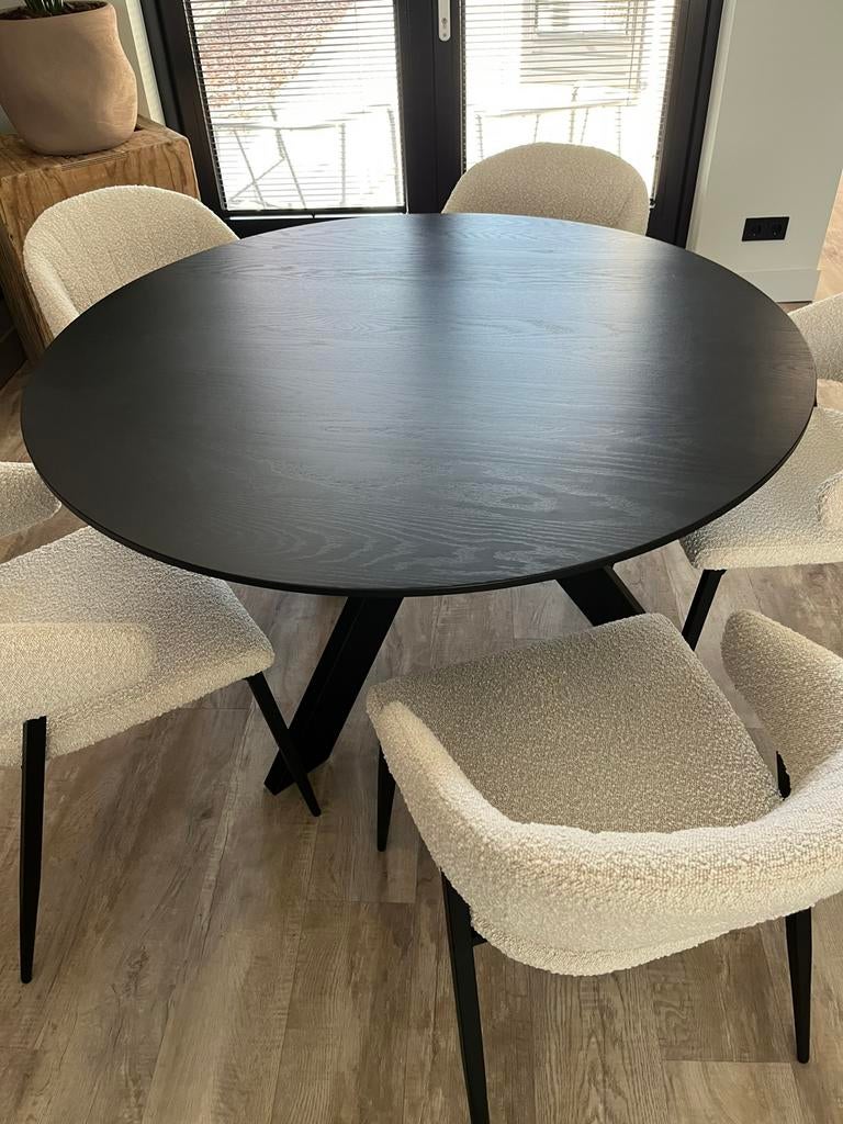 Eetkamertafel “Het Gesprek”, zwart, rond 130cm, Huis en Inrichting, Tafels | Eettafels, Ophalen, Zo goed als nieuw, Vijf personen of meer