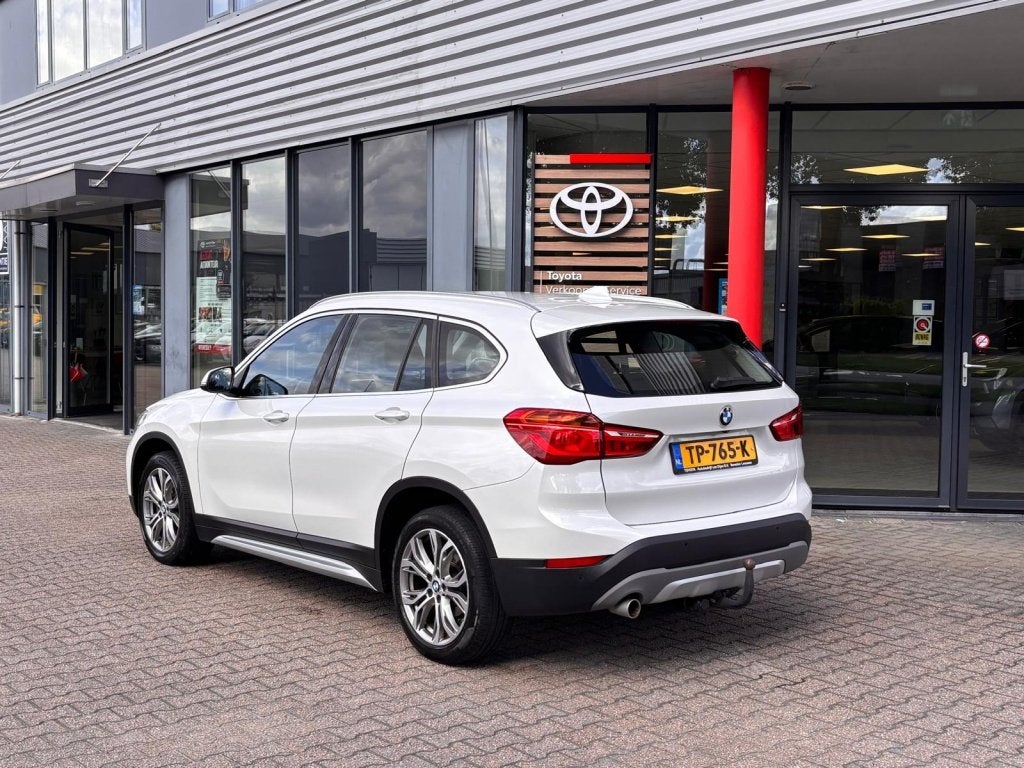 BMW X1 sDrive18i High Exec. | Automaat | Leder | Trekhaak |, Auto's, Gebruikt, Wit, Parkeerassistent, 3 cilinders
