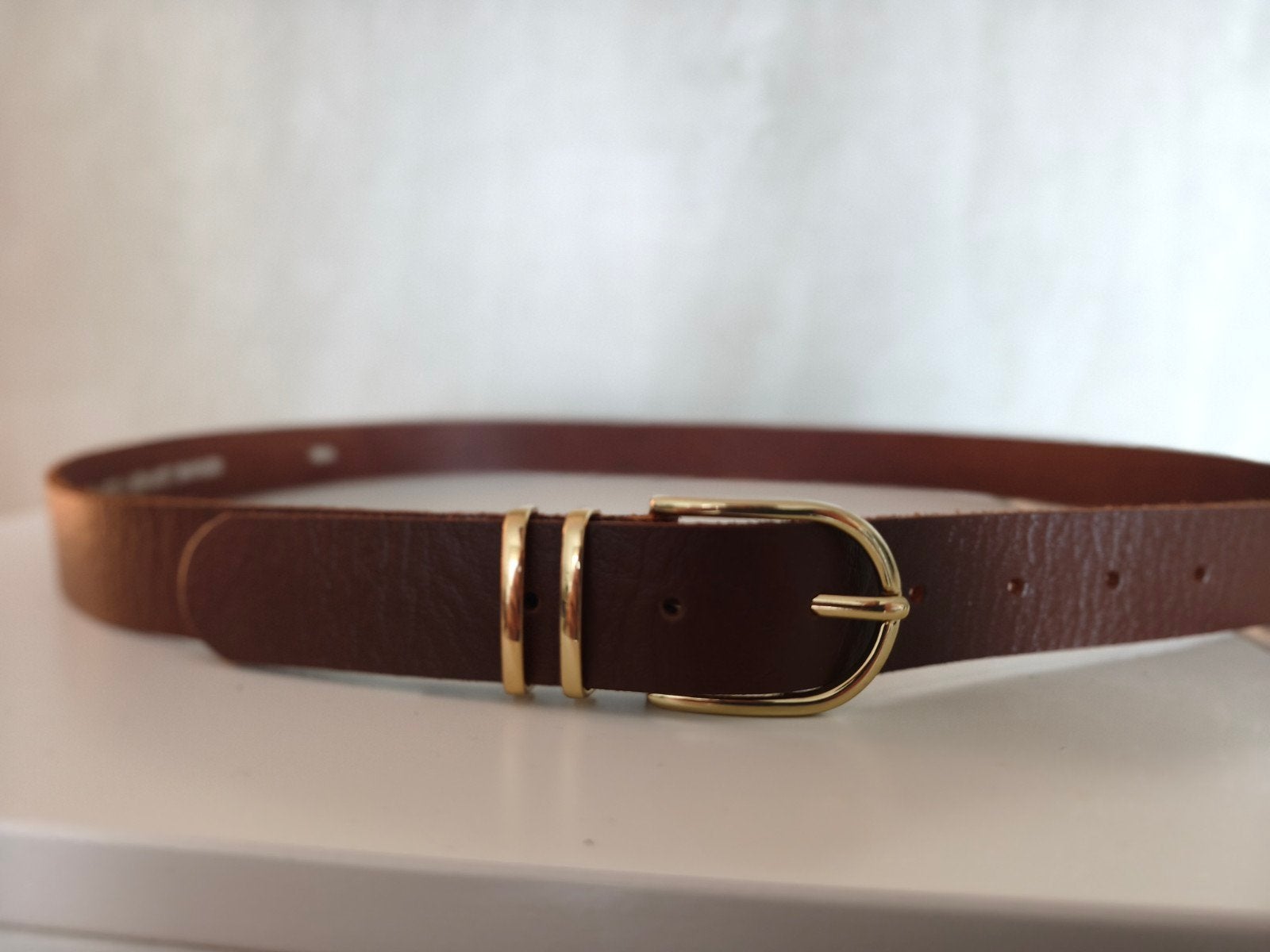 Bruine riem met gouden gesp, Kleding | Dames, Riemen en Ceinturen, Echt leder, Heupriem, Ophalen of Verzenden, 3 tot 5 cm