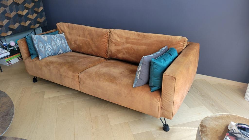 Moderne comfortabele oker kleurige bank, Huis en Inrichting, Modern design, Gebruikt, Driepersoons, 75 tot 100 cm
