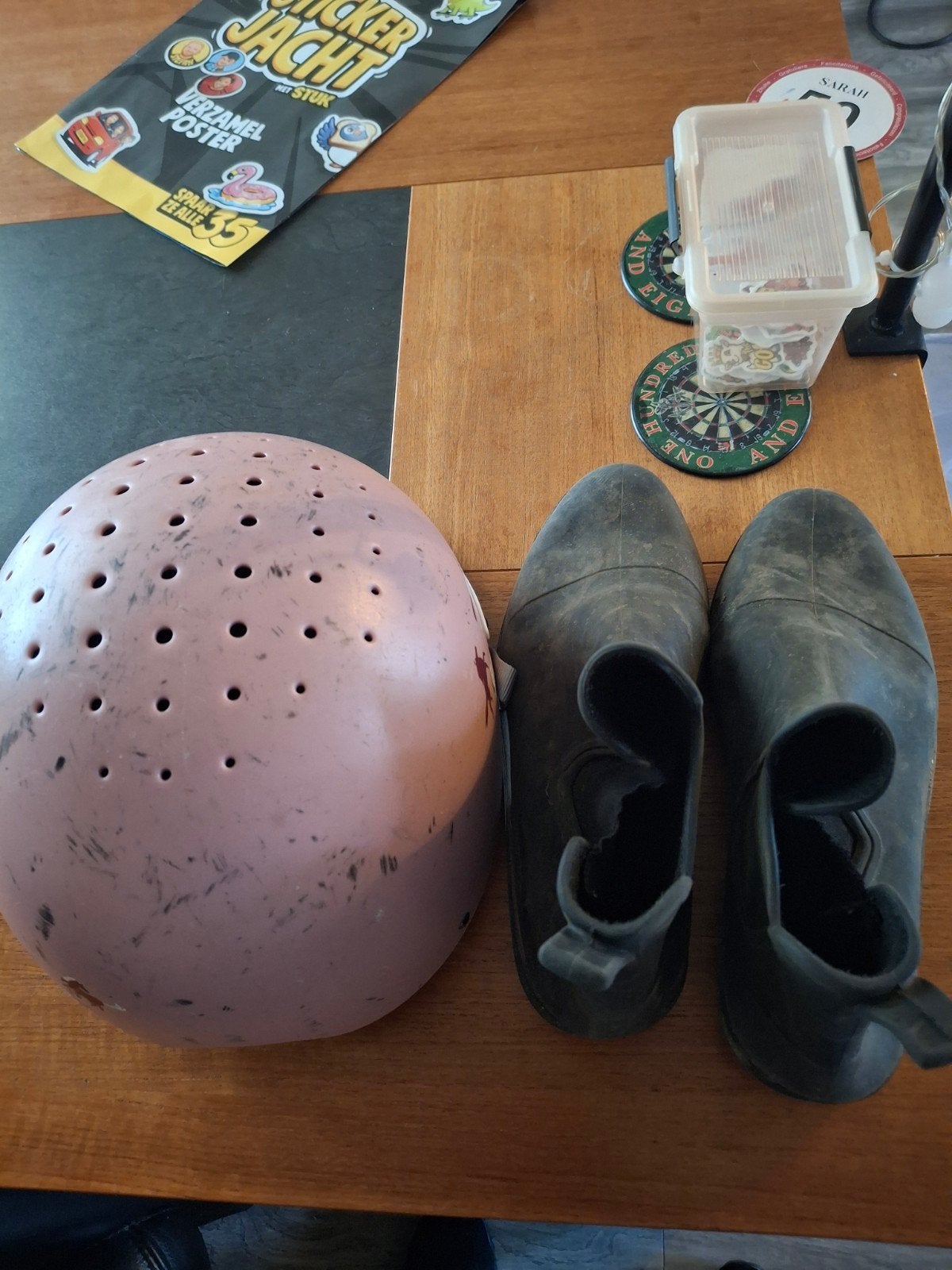 Roze helm met gaten en zwarte laarzen, Ophalen, Gebruikt, Overige maten, Meisje