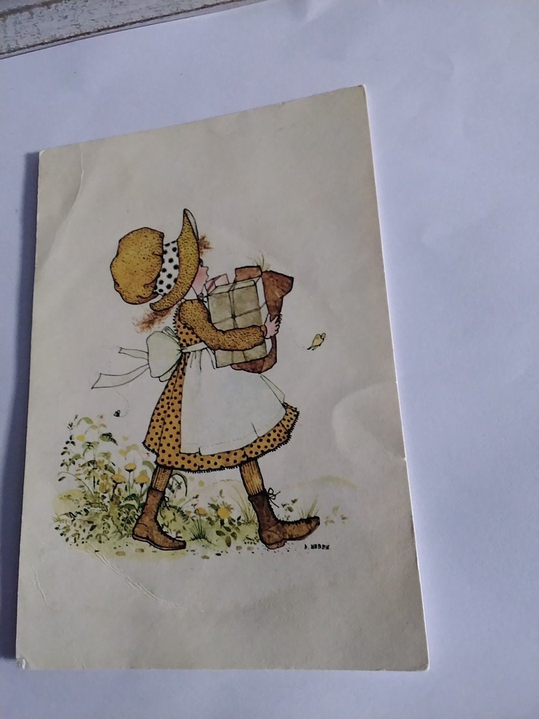 Vintage Ansichtkaart Holly Hobbie Meisje met Pakket, Ophalen of Verzenden, 1960 tot 1980, Gelopen