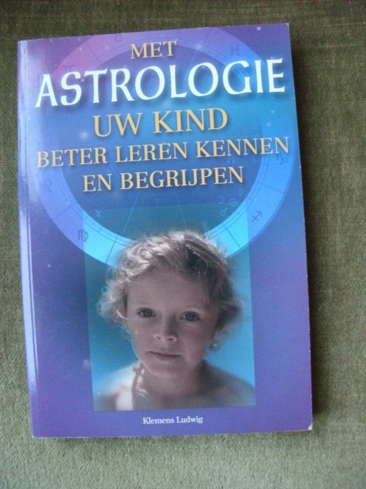 Boek: Met astrologie uw kind beter leren kennen en begrijpen, Gelezen, Achtergrond en Informatie, Astrologie, Ophalen of Verzenden