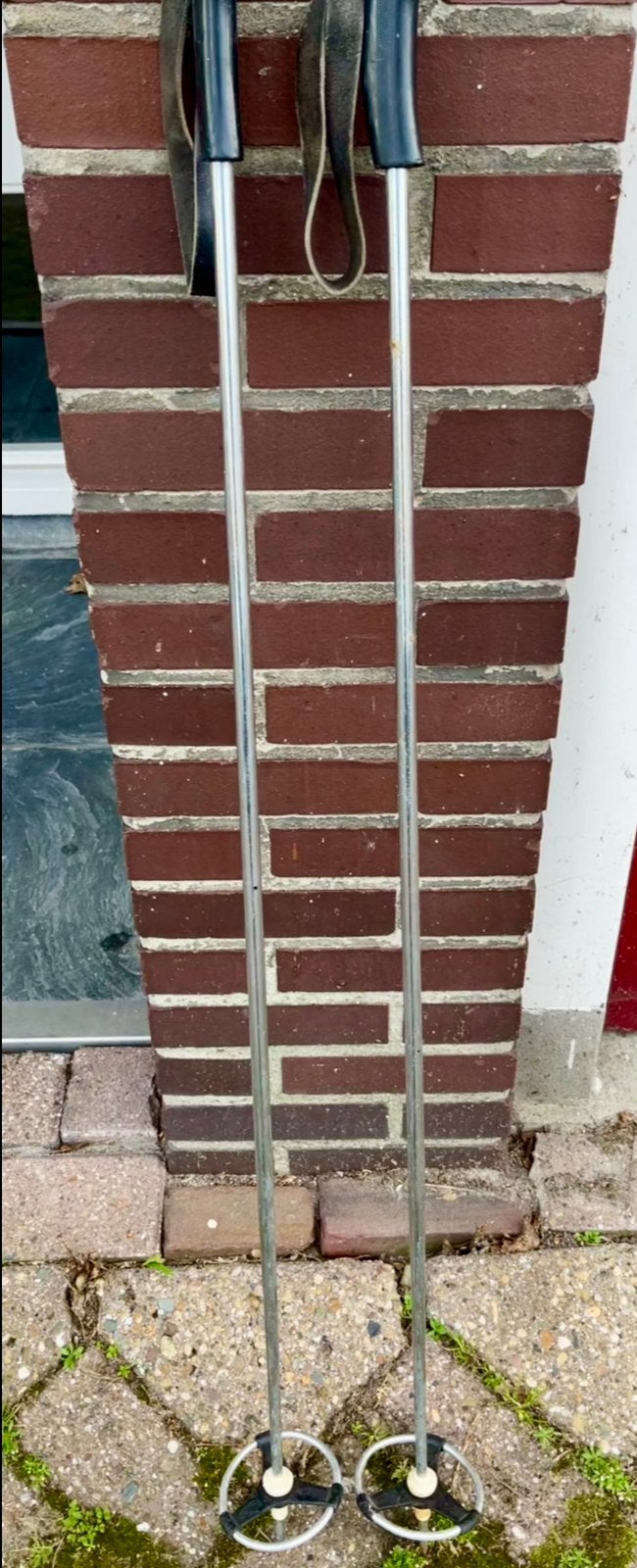 Vintage skistokken met leren handgrepen – 141 cm, Sport en Fitness, Skiën en Langlaufen, Gebruikt, Stokken, 100 tot 140 cm, Skiën