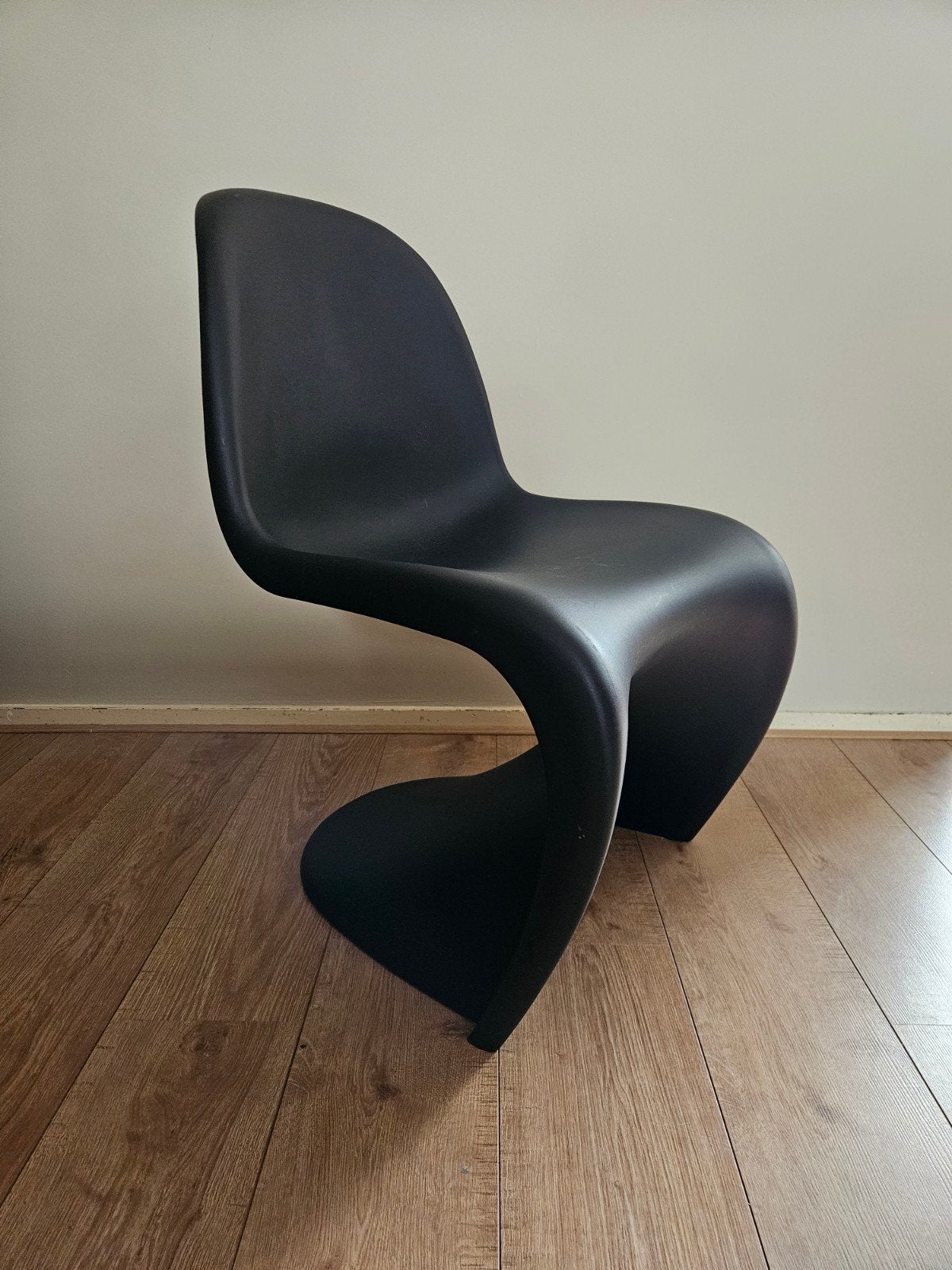 Zwarte Vitra Panton Chair, Huis en Inrichting, Kunststof, Gebruikt, Minder dan 75 cm, 50 tot 75 cm