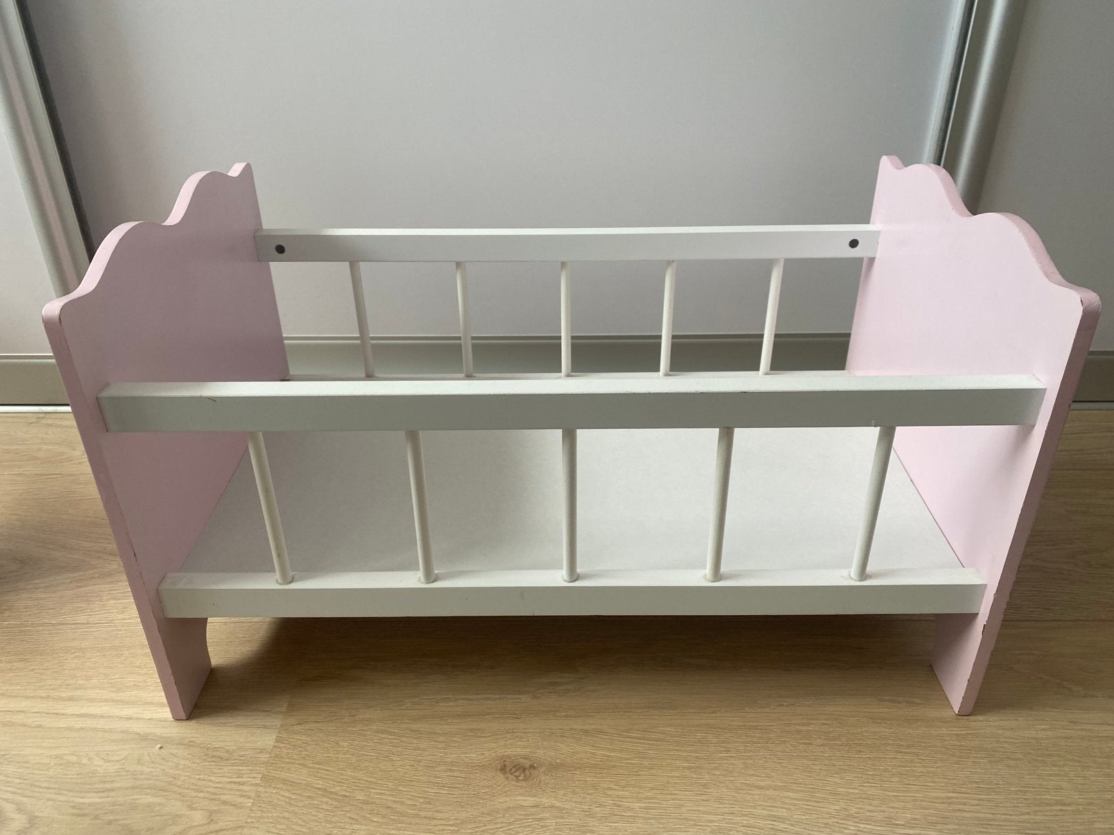 Roze houten poppenbed voor babypoppen, Ophalen of Verzenden, Gebruikt, Babypop