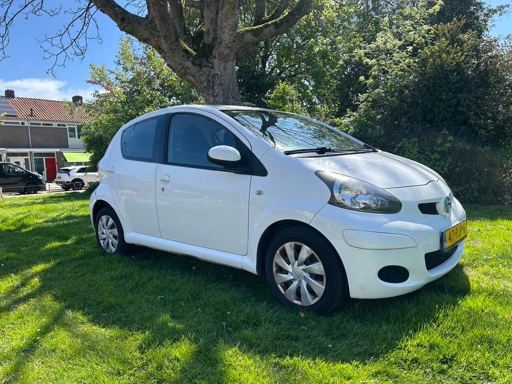 Toyota Aygo 1.0 12V Vvt-i 5DRS 2011 Wit, Auto's, Voorwielaandrijving, 4 stoelen, Origineel Nederlands, Bedrijf