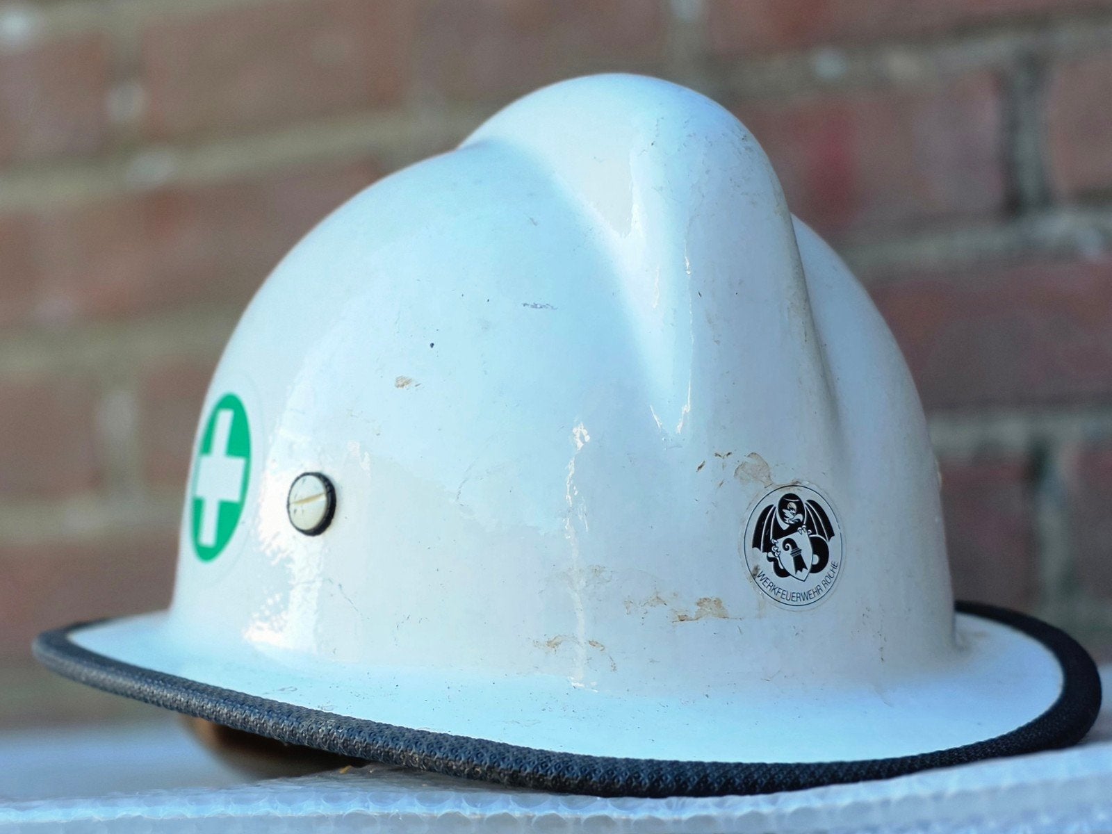 brandweerhelm brandweer Werkfeuerwehr Basel Zwitserland, Ophalen of Verzenden, Landmacht, Nederland, Embleem of Badge
