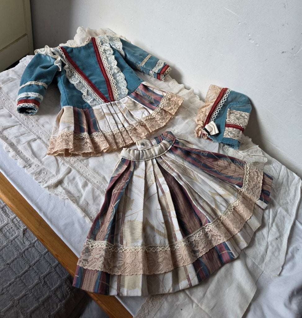 Mooie 3 delige set poppen kleding voor de antieke pop, Ophalen of Verzenden, Gebruikt, Pop