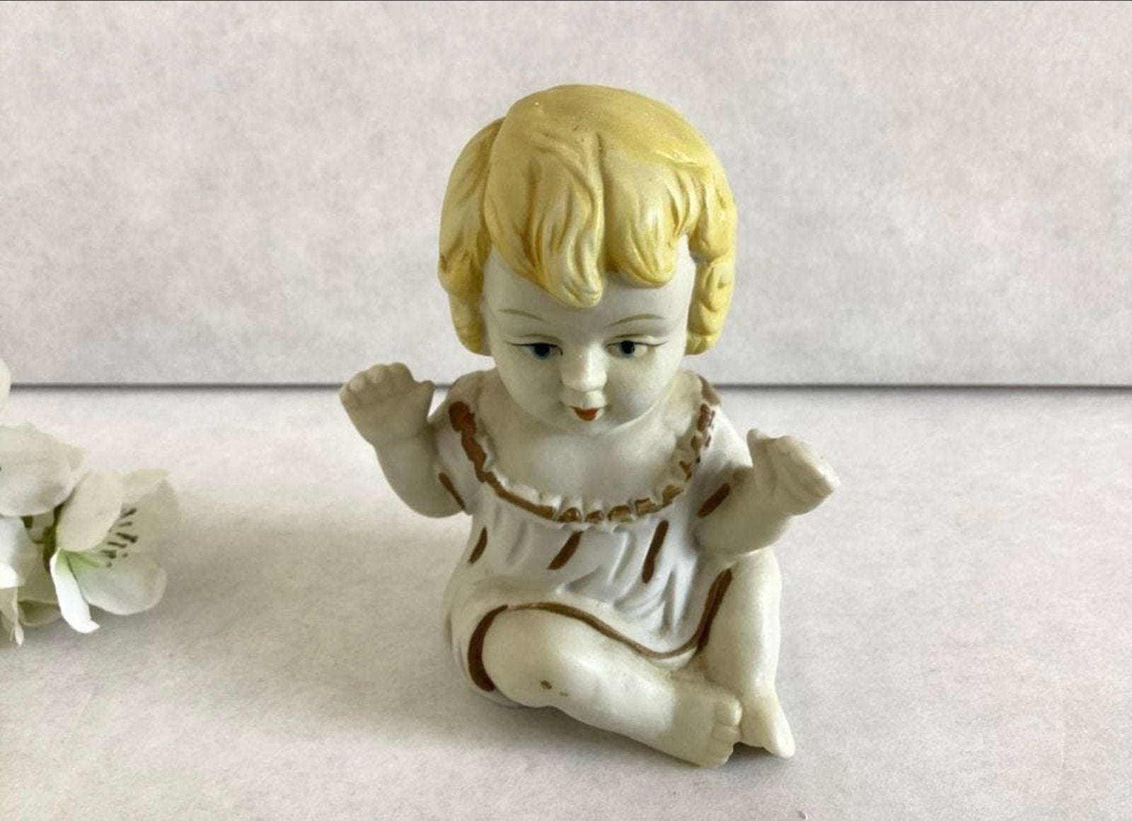 Vintage porseleinen Piano Baby beeldje, zittend, blond haar, Ophalen of Verzenden
