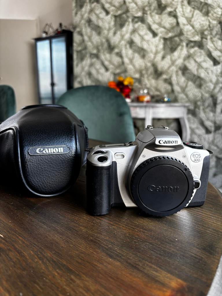 Canon EOS 300 analoge spiegelreflex + originele Canon case, Audio, Tv en Foto, Fotocamera's Analoog, Ophalen of Verzenden, Zo goed als nieuw