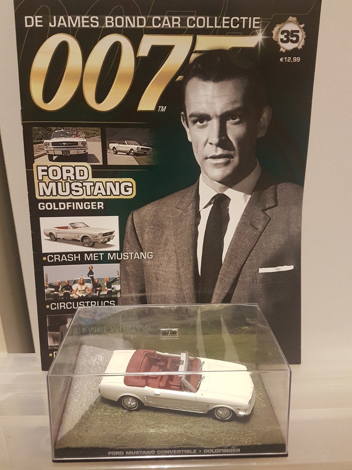 James bond Ford mustang convertible goldfinger boekje, Hobby en Vrije tijd, Modelauto's | 1:43, Ophalen of Verzenden, Zo goed als nieuw