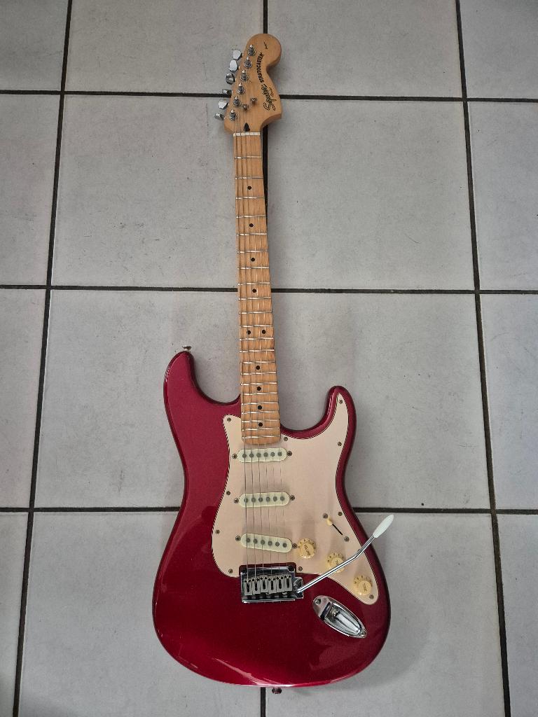Squier Stratocaster Standard Series, Muziek en Instrumenten, Ophalen, Zo goed als nieuw, Solid body, Fender