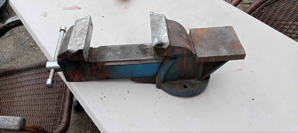 Robuuste bankschroef met groot aambeeld, kan ver open, Doe-het-zelf en Verbouw, Gereedschap | Handgereedschap, Ophalen of Verzenden