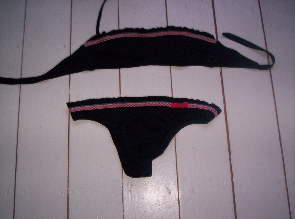 BIKINI zwart met sierband in rood-wit ruitje, Ophalen of Verzenden, Zo goed als nieuw, Zwart, Bikini