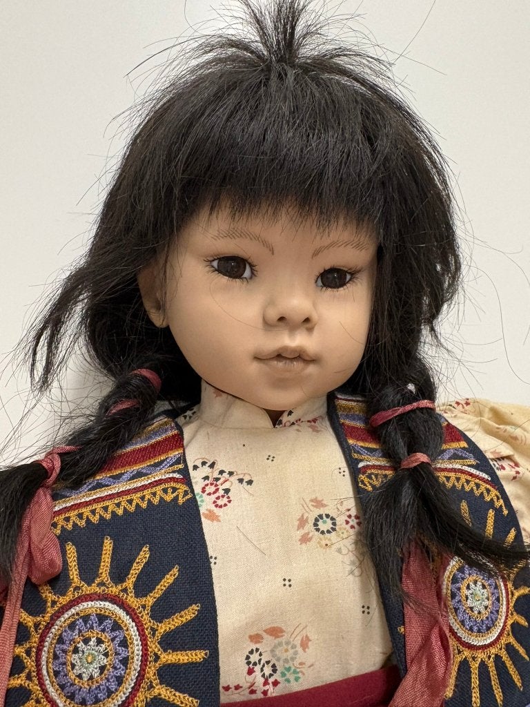 Rotraud Schrott Suzi Native American pop, ong 75cm., Verzamelen, Ophalen of Verzenden, Gebruikt, Pop, Levensecht of Reborn