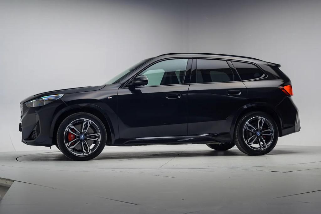 BMW iX1 eDrive 67 kwh M sport [ Navi Leder/ Alcantara Head-u, Automaat, 0 cilinders, Gebruikt, 750 kg