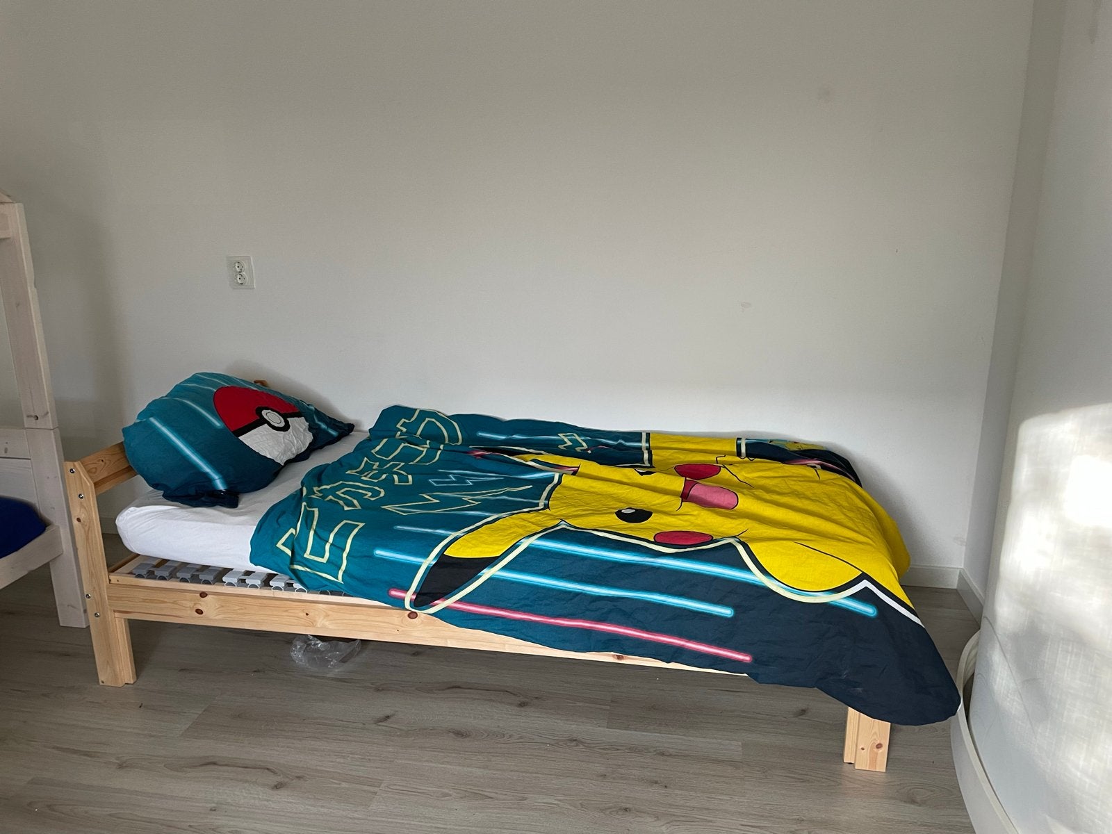 Eenpersoonsbed met lattenbodem en matras: pas 2 jaar oud, Ophalen, 90 cm, Eenpersoons, 190 cm of minder