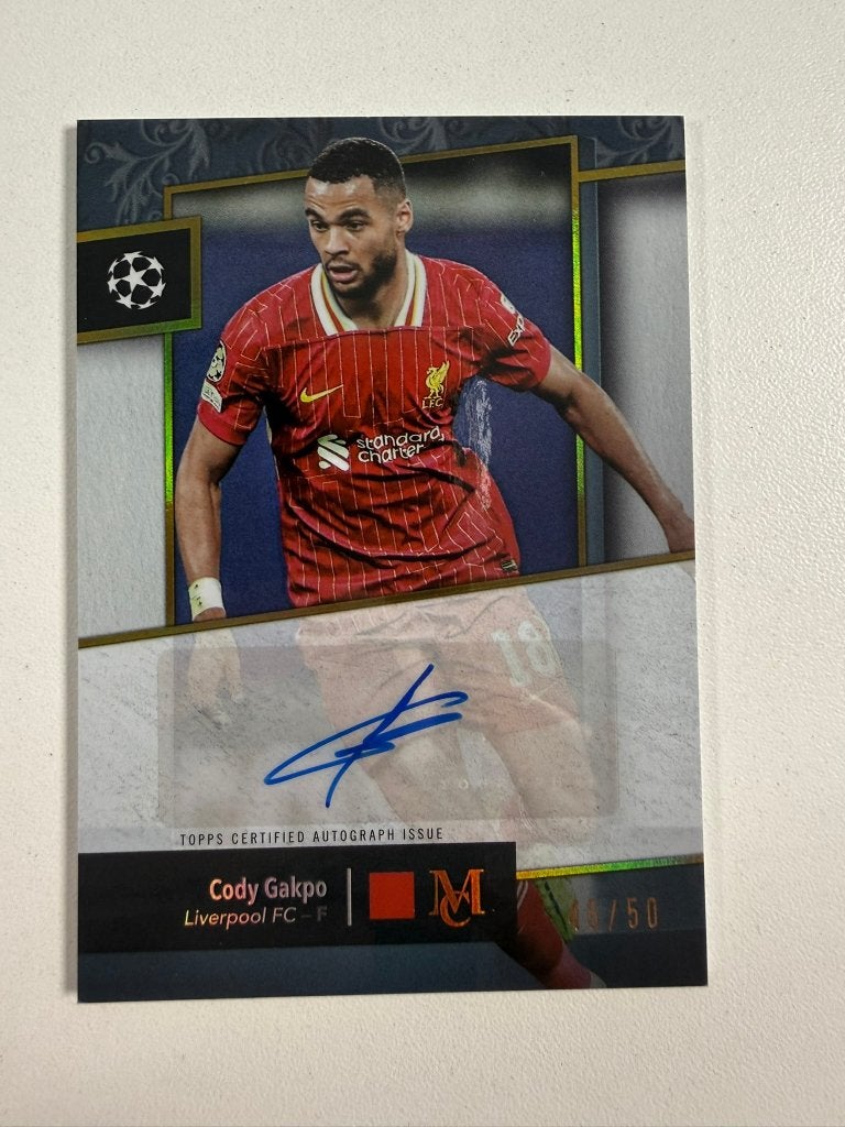 AA-CG2 Cody Gakpo /50 AUTO Topps Museum 2024-25, Ophalen of Verzenden, Nieuw, Buitenlandse clubs, Poster, Plaatje of Sticker