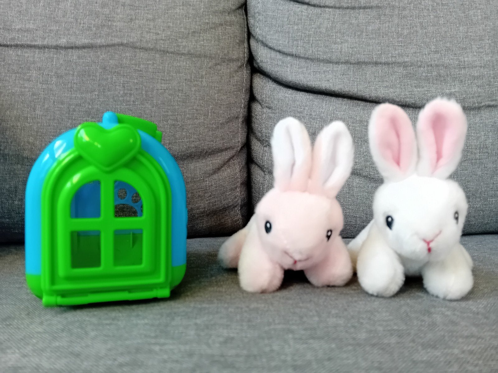 Konijnenknuffels met reismandje, Ophalen of Verzenden, Zo goed als nieuw, Konijn
