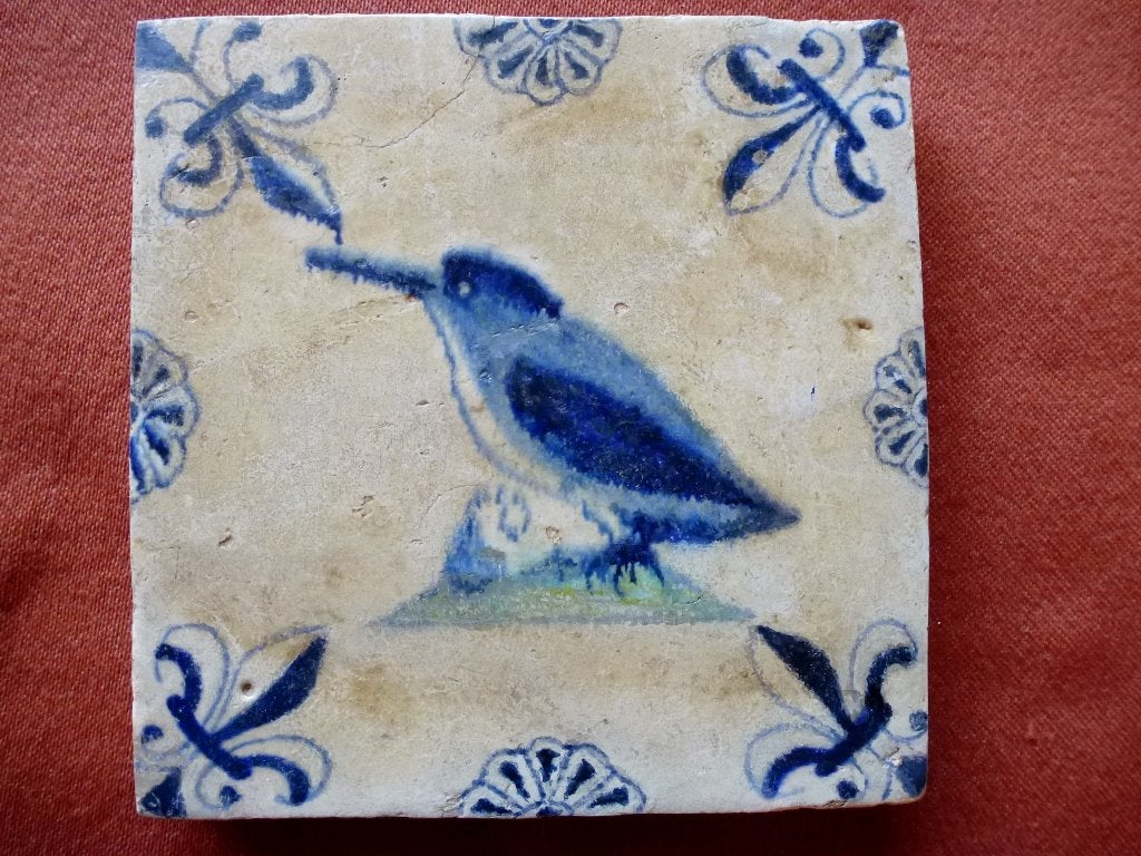 Zeldzame 17e eeuwse polichrome VOGEL tegel met IJSVOGEL!, Antiek en Kunst, Antiek | Wandborden en Tegels, Ophalen of Verzenden