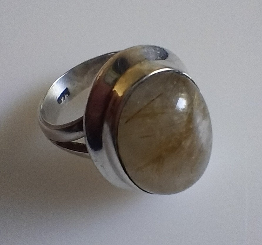 Zware zilveren ring met Rutielkwarts

Deze ring bevat een Ru, Verzenden, Nieuw, Kleiner dan 17, Dame
