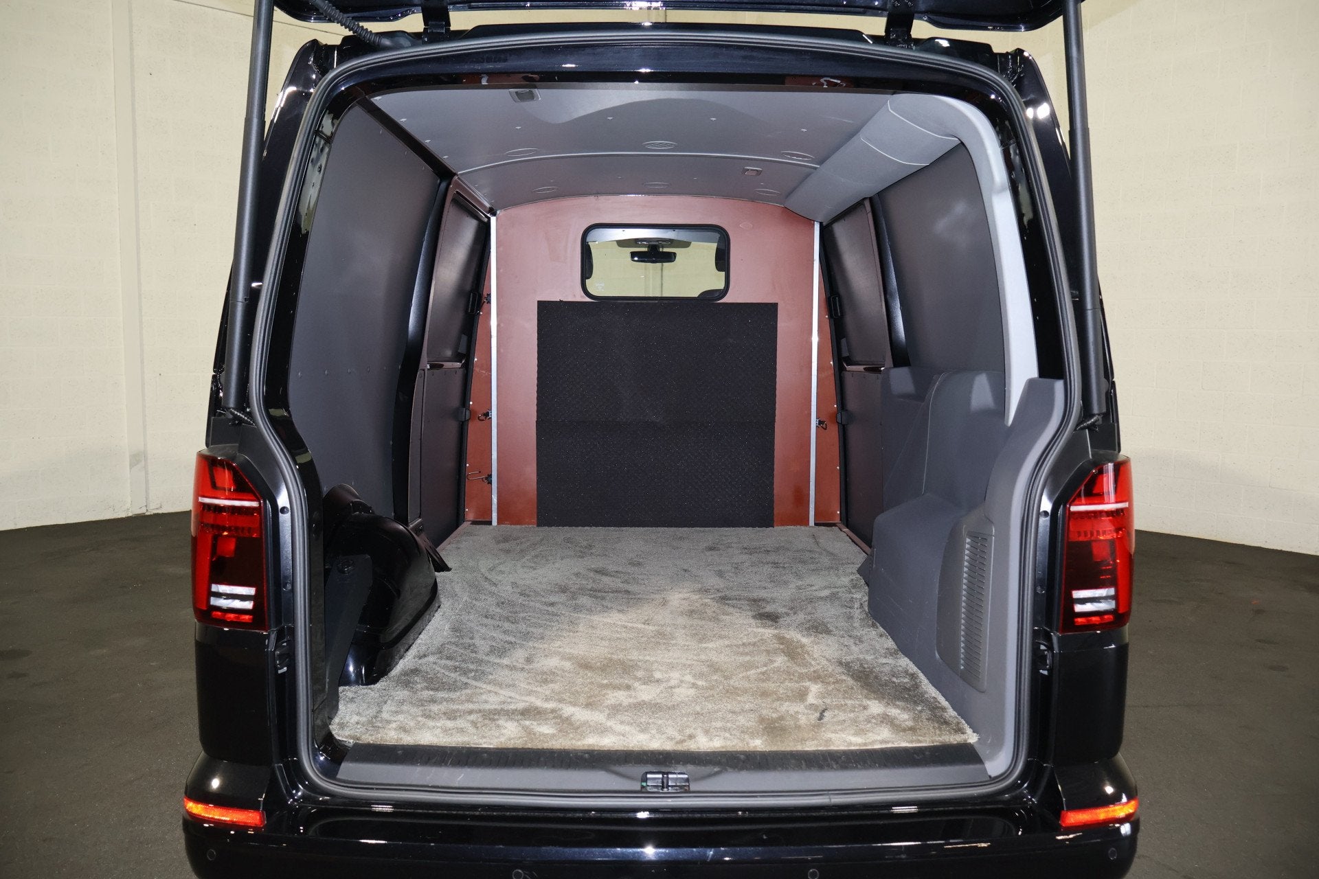 Foto 3 van Volkswagen Transporter 2.0 TDI L2 H1 Bulli Automaat 2x Schui