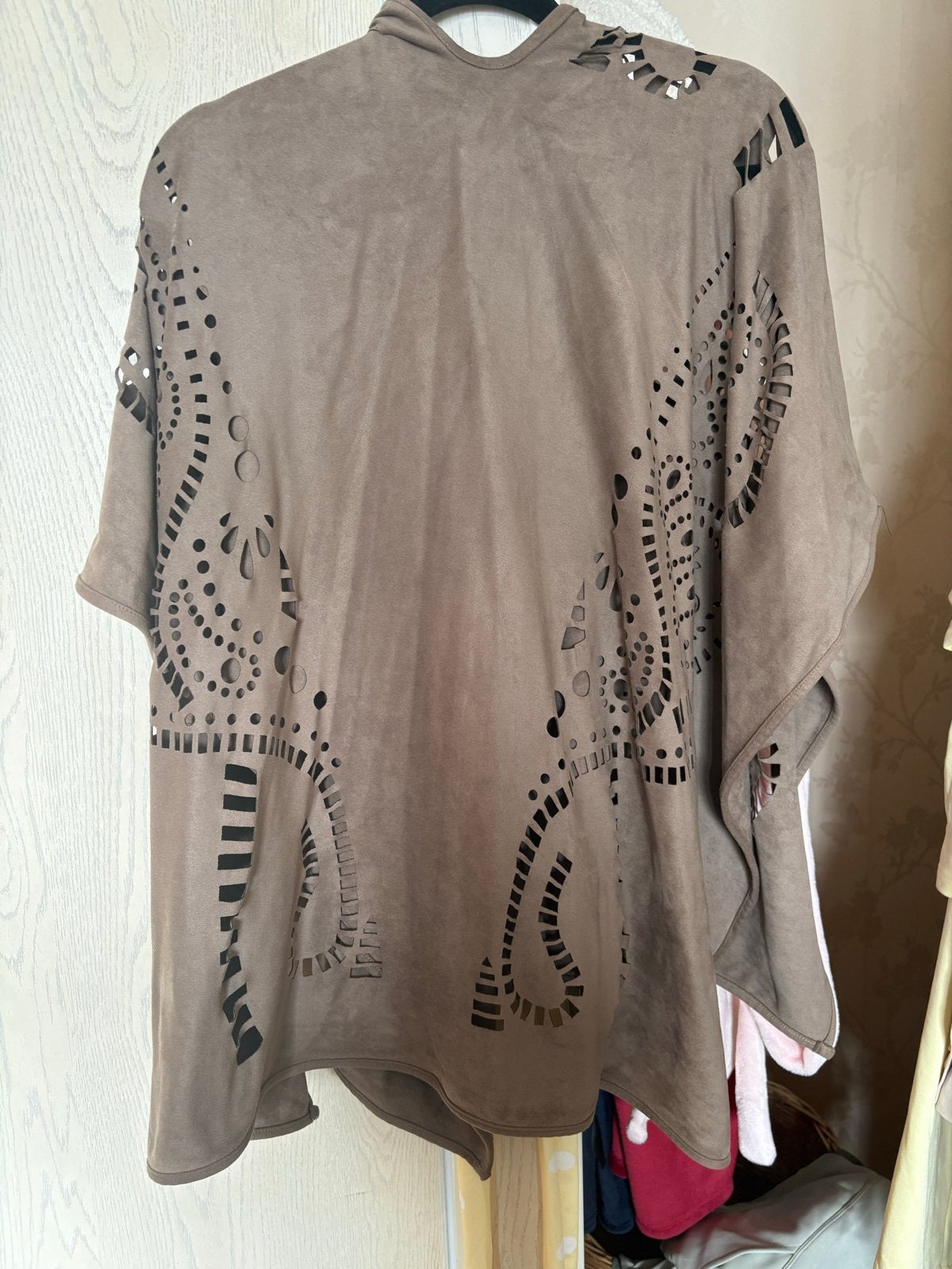 Mooi suède vest met lasergesneden patroon, Kleding | Dames, Ophalen of Verzenden, Zo goed als nieuw, Maat 38/40 (M), Bruin