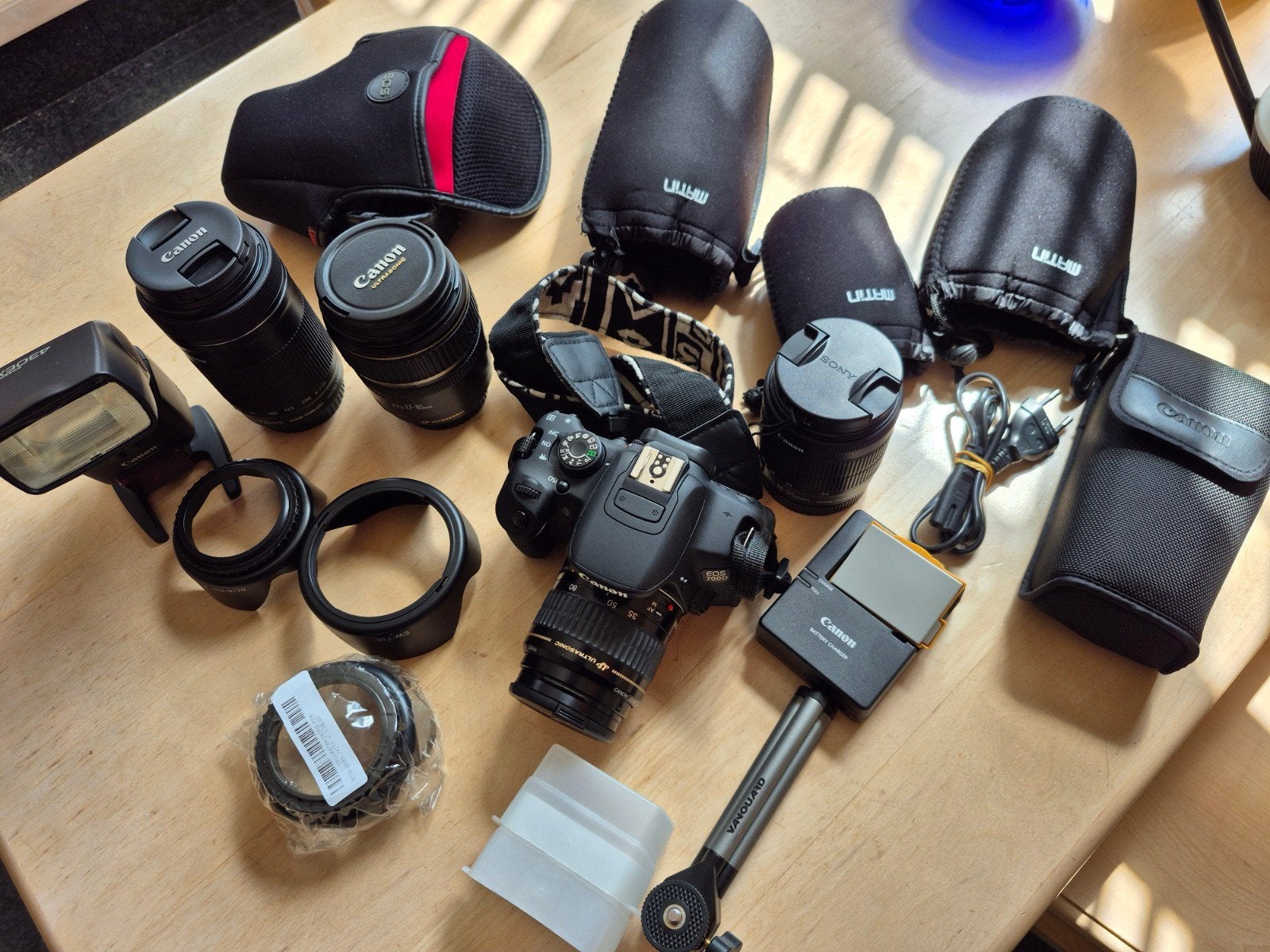 Complete cameraset Canon EOS 700D als nieuw met meerdere obj, Spiegelreflex, 18 megapixels, Zo goed als nieuw, 4 t/m 7 keer