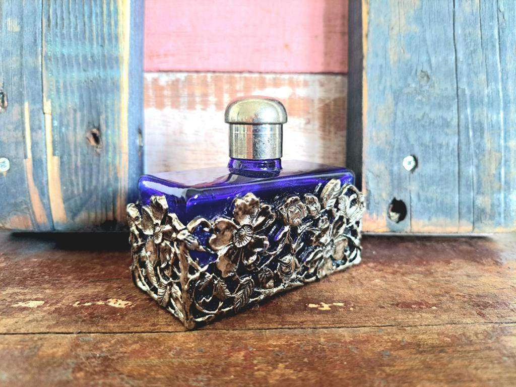 Antiek parfumflesje, kobaltblauw glas met metalen bloemdecor, Ophalen of Verzenden