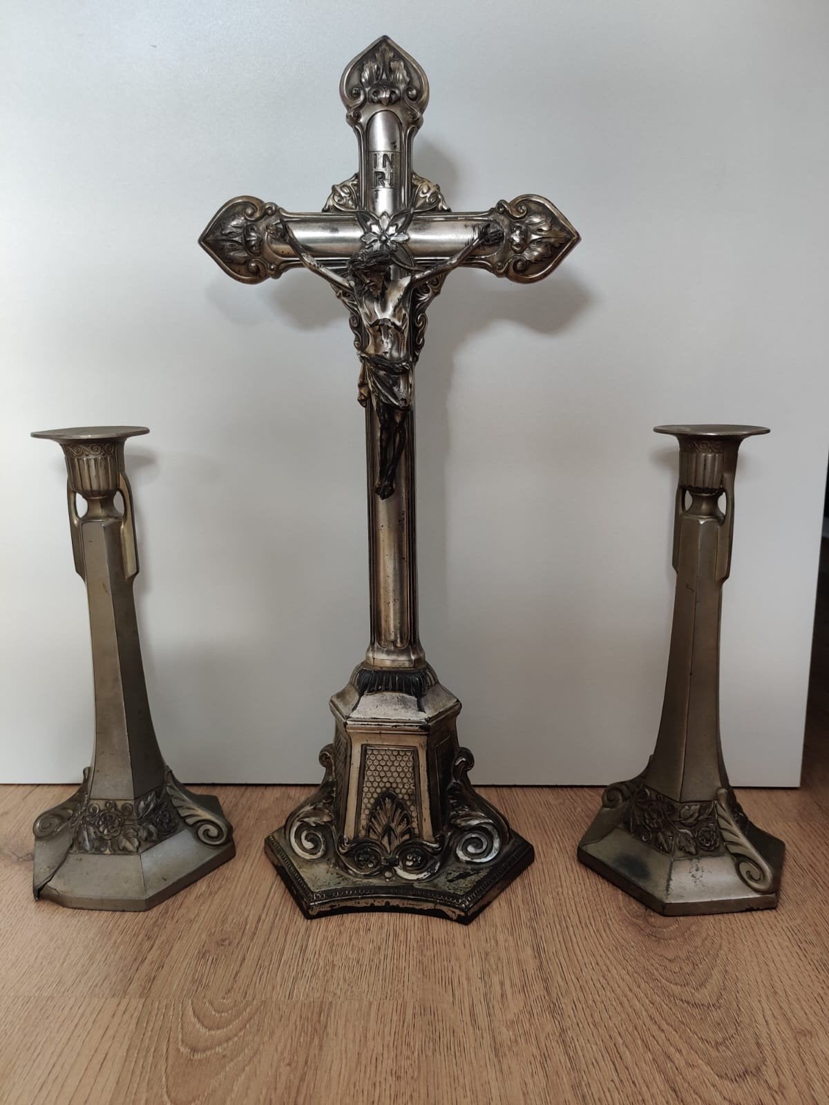Crucifix met twee bijbehorende kandelaars van tin., Ophalen