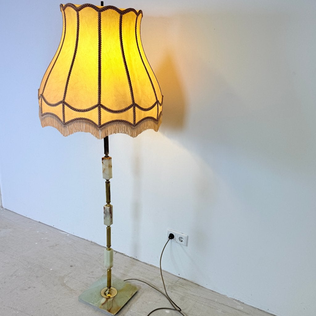 Vintage vloerlamp met messing frame en onyx voet, Huis en Inrichting, Gebruikt, Vintage, E27 (groot), 150 tot 200 cm