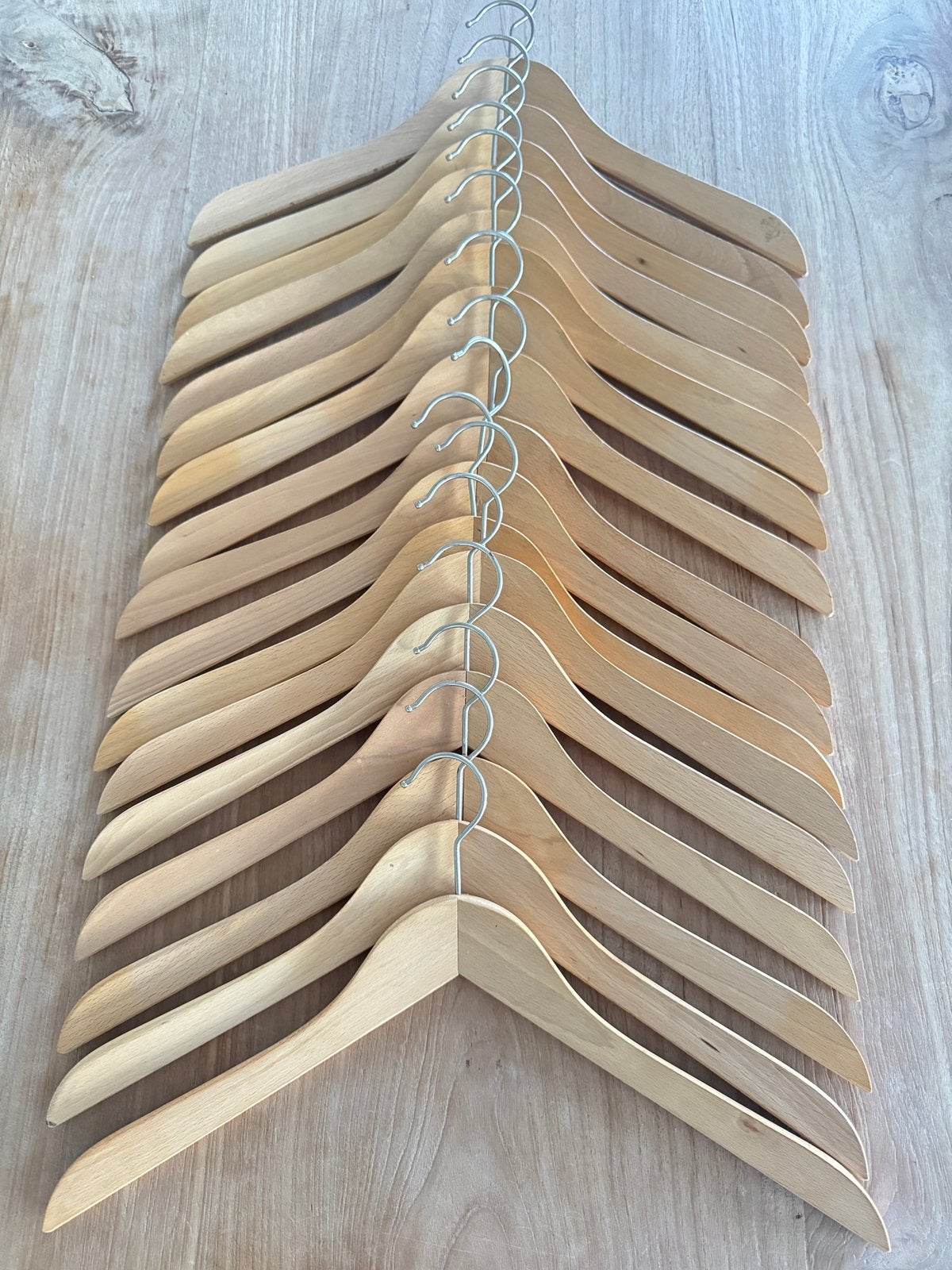 17 stevige houten kledinghangers, Ophalen of Verzenden, Nieuw, Hout, Volwassenen