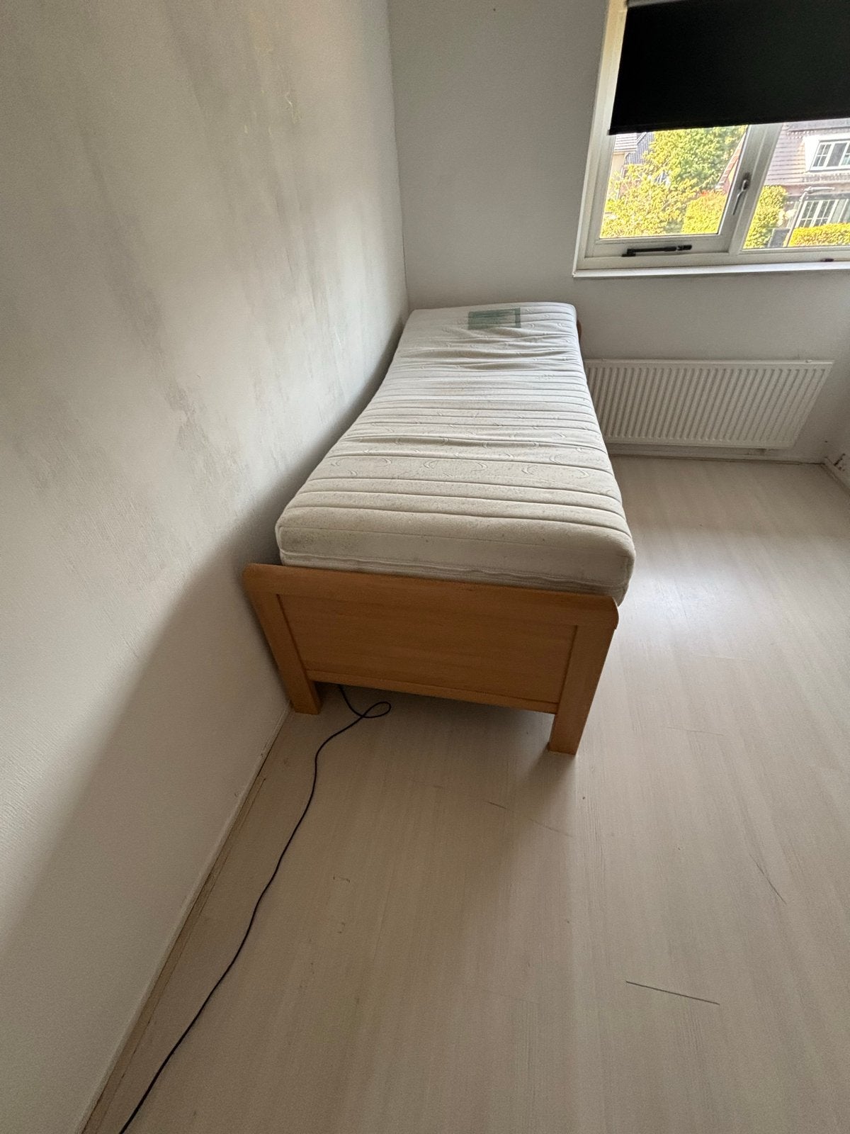 2x Eenpersoonsbed met verstelbare lattenbodem en nachtkastje, Huis en Inrichting, Ophalen, 80 cm, 200 cm, Hout