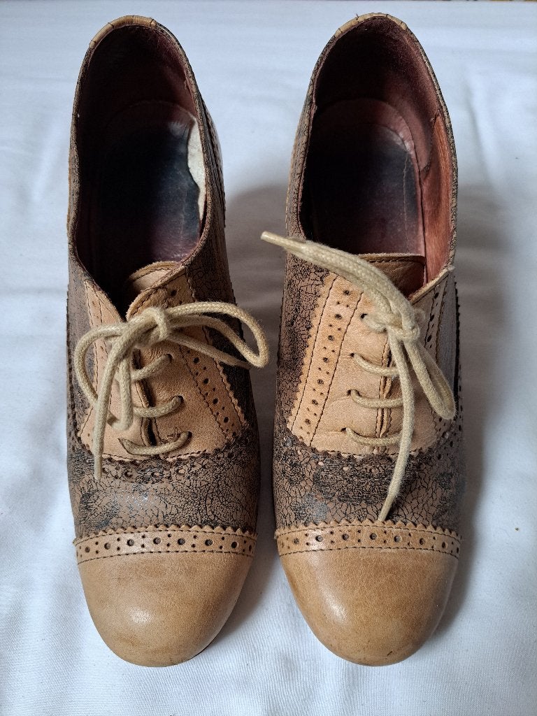 Leuke veterschoen met hak, Beige, Ophalen of Verzenden, Schoenen met hoge hakken, Sacha