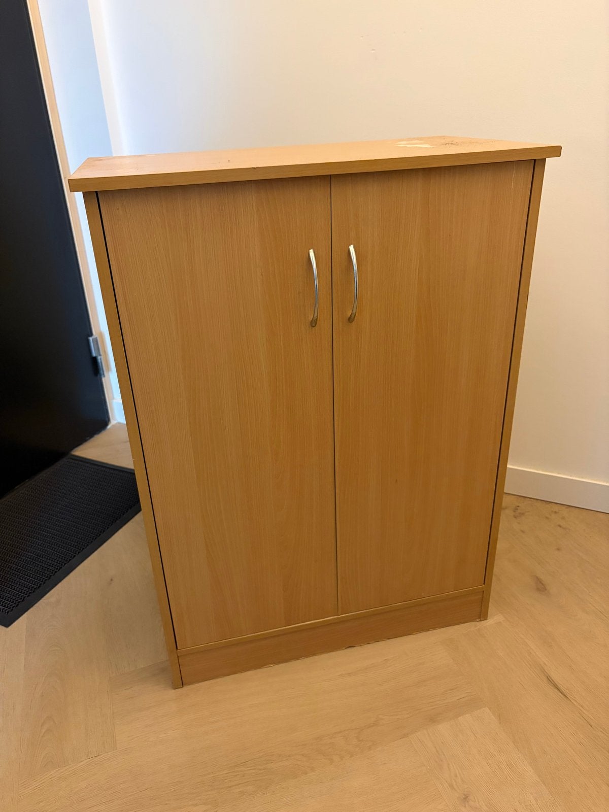 Houten kastje met twee deuren en planken, Ophalen, Gebruikt