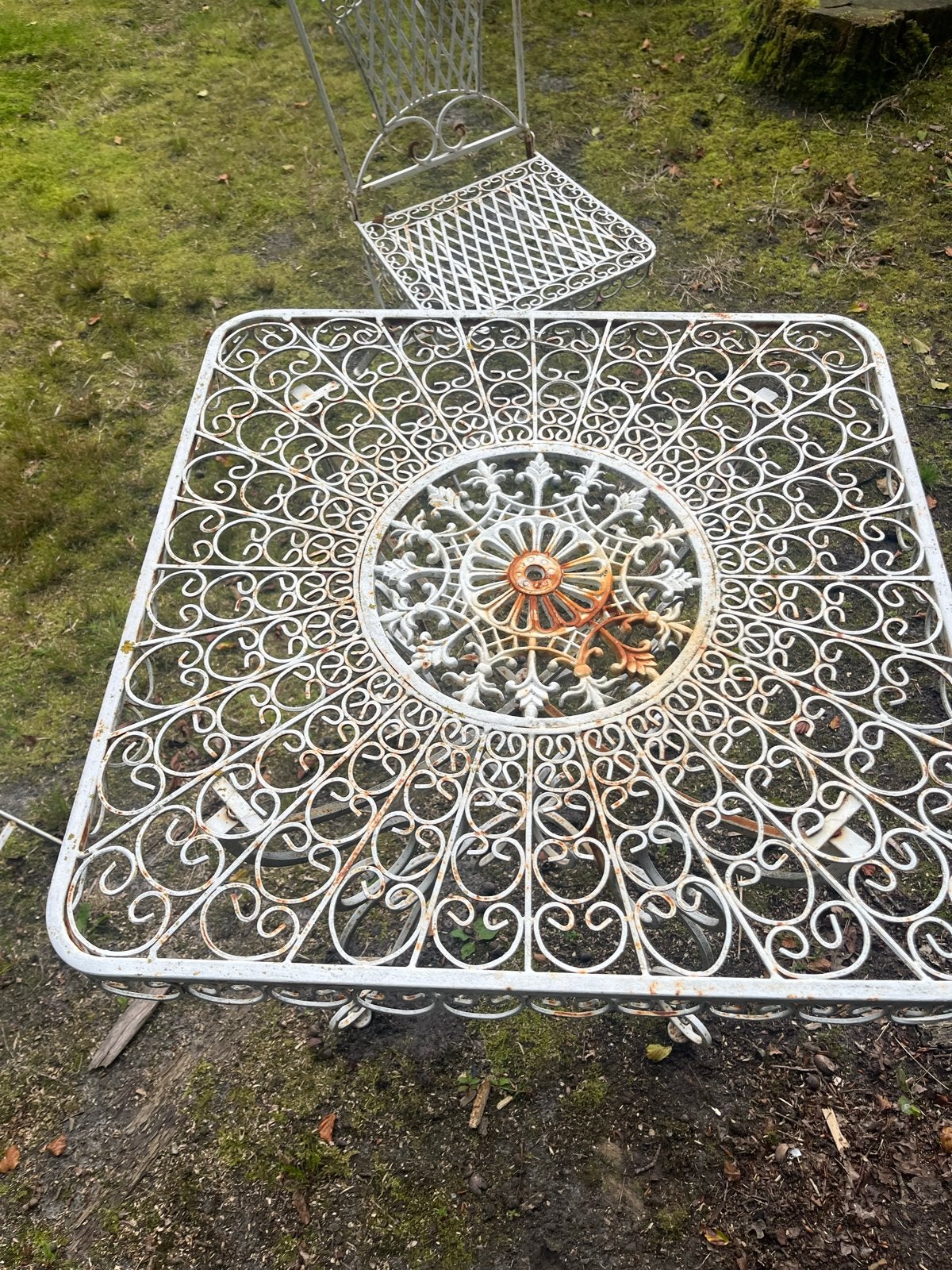 Foto 5 van Vintage metalen tuinset met 2 stoelen en tafel