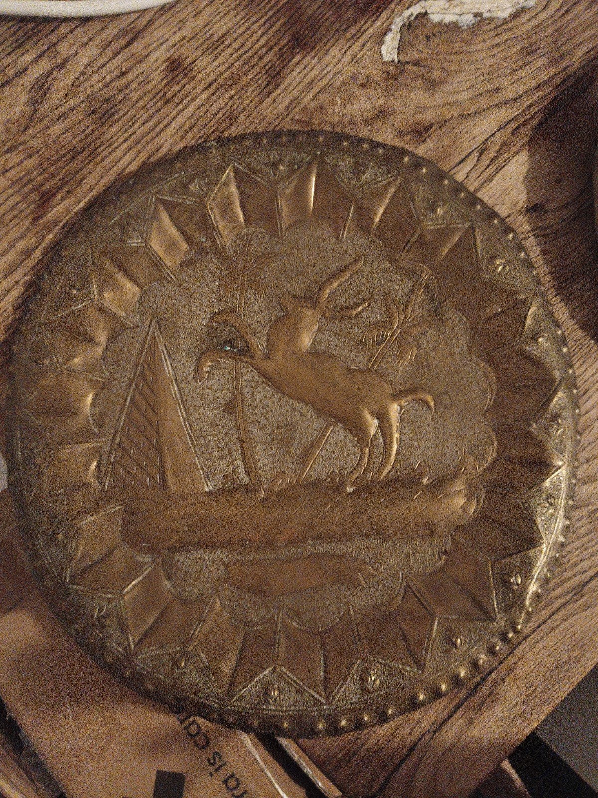 Decoratieve Arabisch koperen schaal met reliëf van hert, Ophalen of Verzenden