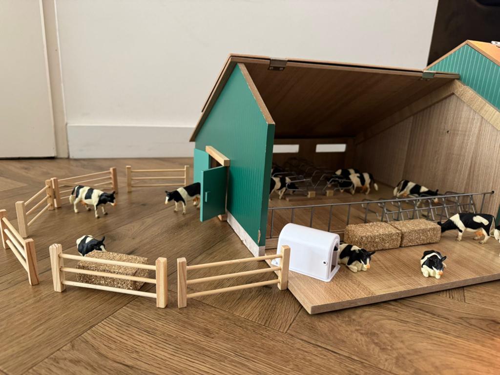 Kids Globe Speelboerderij 1:32 met accessoires, Verzamelen, Dierenverzamelingen, Zo goed als nieuw, Ophalen