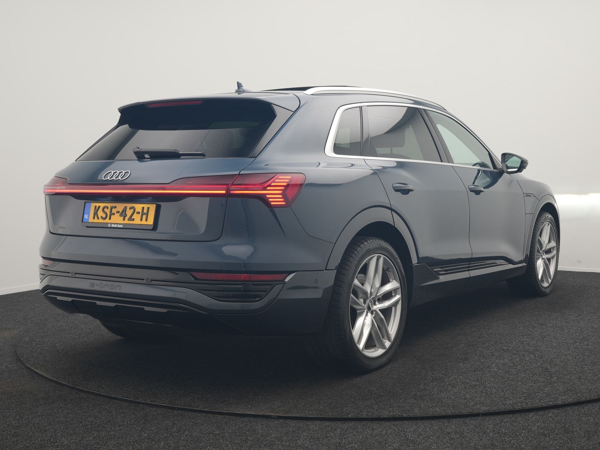 Audi Q8 e-tron 55 quattro Advanced Edition 115 kWh 408pk Dea, Auto's, Automaat, Dealer onderhouden, Zwart, Lichtsensor