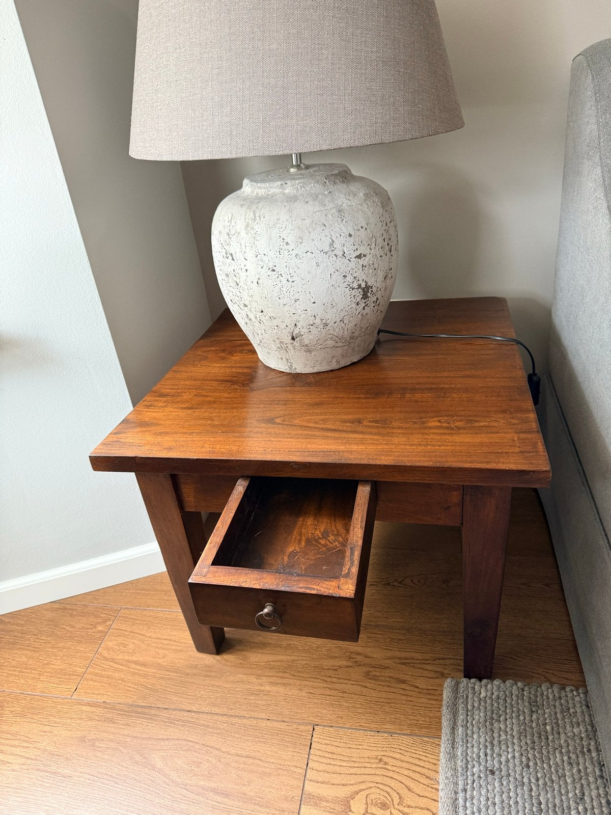 Teakhouten bijzettafel met lade, Huis en Inrichting, Tafels | Bijzettafels, Gebruikt, 55 tot 75 cm, Rechthoekig, Hout