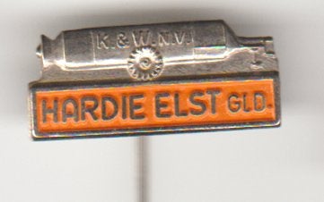 Hardie Elst/ K en wnv. land en tuinbouwmach./ dik metalen sp, Verzamelen, Speldjes, Pins en Buttons, Verzenden, Zo goed als nieuw