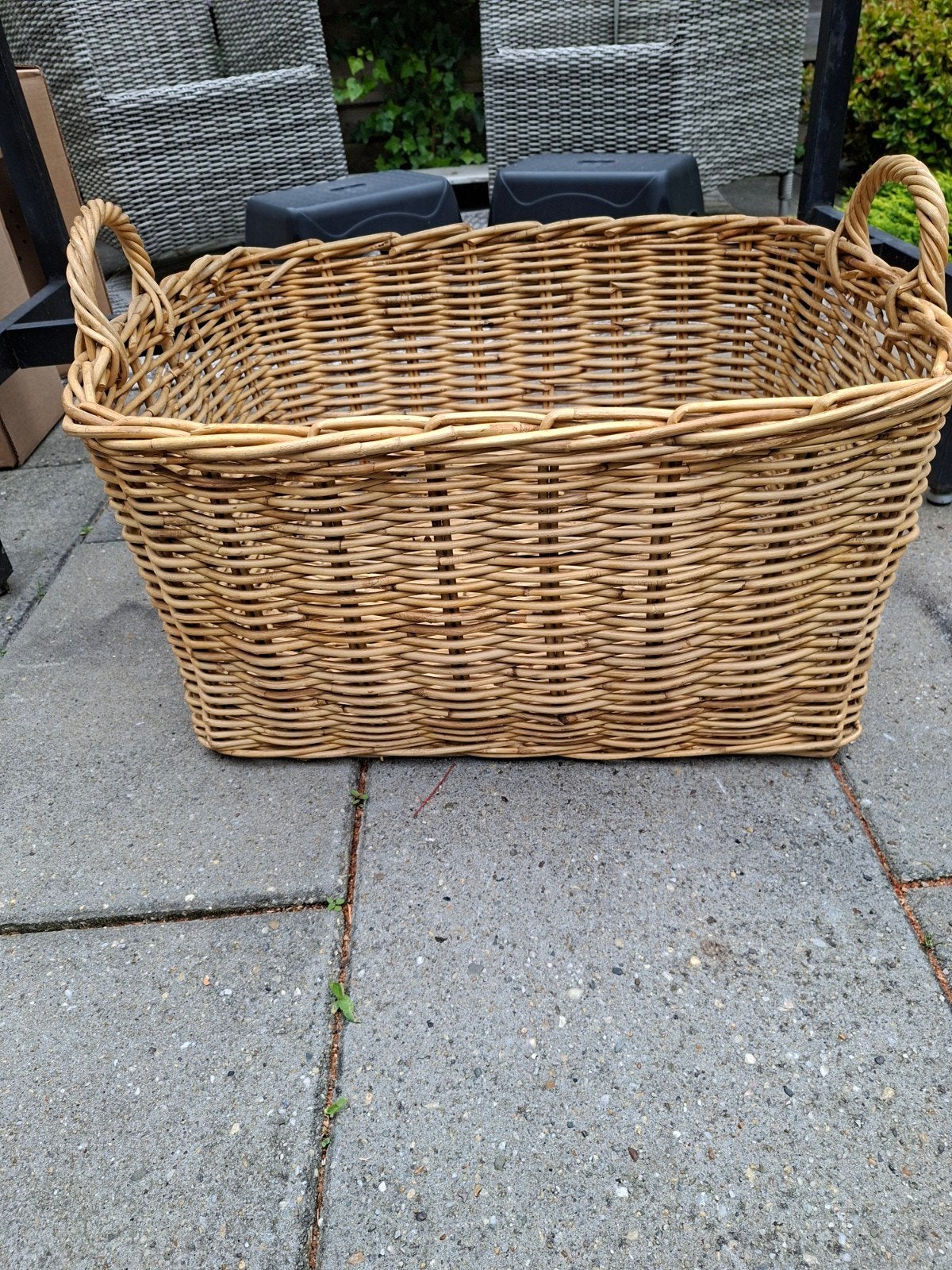 Mooie rieten mand, Huis en Inrichting, Woonaccessoires | Schalen en Manden, Ophalen of Verzenden, Zo goed als nieuw, Rechthoekig