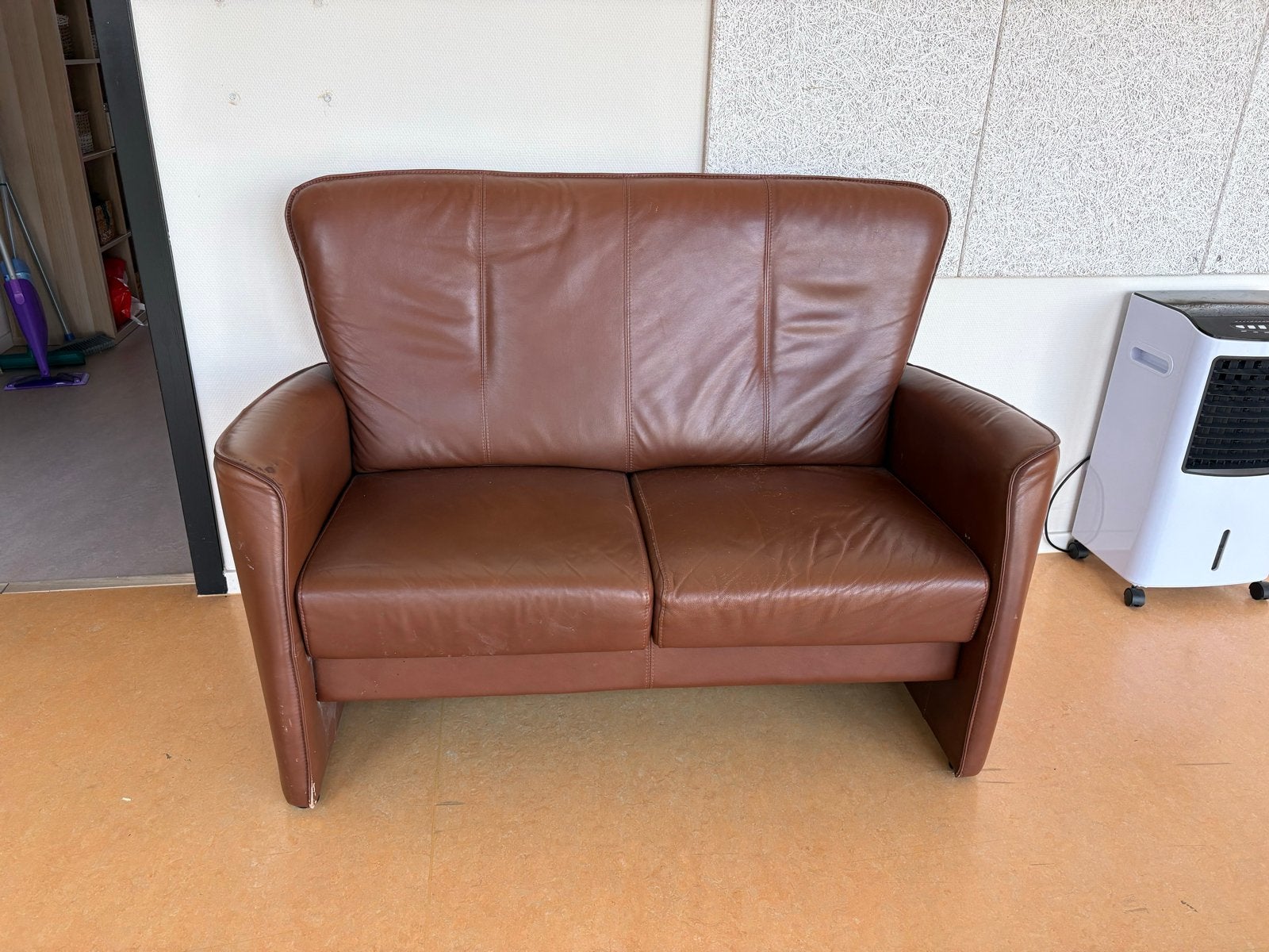 Comfortabele bruine leren tweezitsbank, Huis en Inrichting, Banken | Bankstellen, Ophalen, Gebruikt, 150 tot 200 cm, Tweepersoons