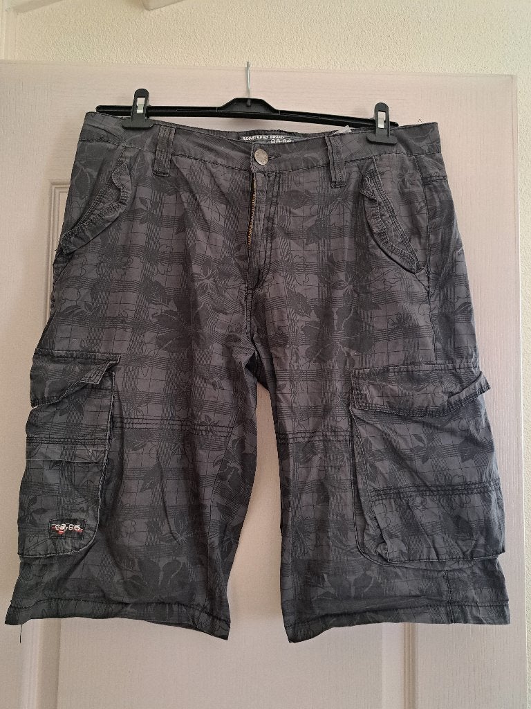 Grijze heren short korte broek met zwarte print maat 50/52, Ophalen of Verzenden, Zo goed als nieuw, Maat 52/54 (L), Grijs
