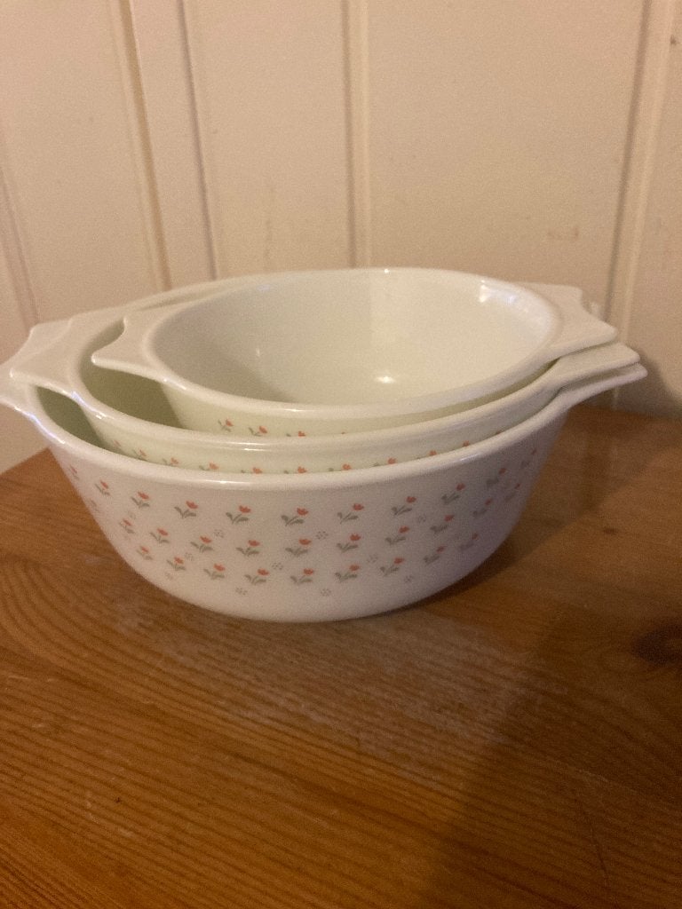 3 Vintage ovenschalen van Pyrex / Laura Ashley Tulips patroo, Verzenden, Zo goed als nieuw, Porselein, Bord of Schaal