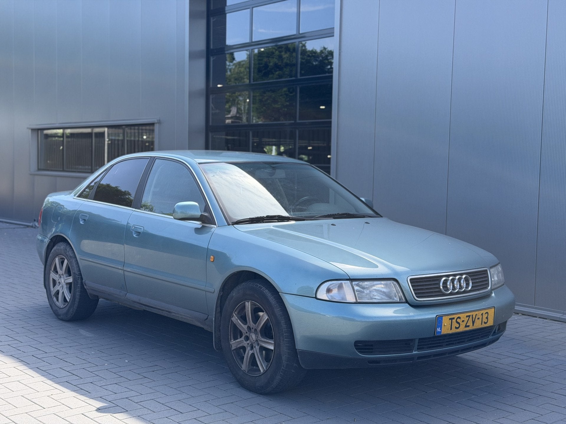 Audi A4 Limousine 2.4 V6 Advance Automaat | Climate Control, Auto's, Oldtimers, Stof, Zwart, Bedrijf, 165 pk